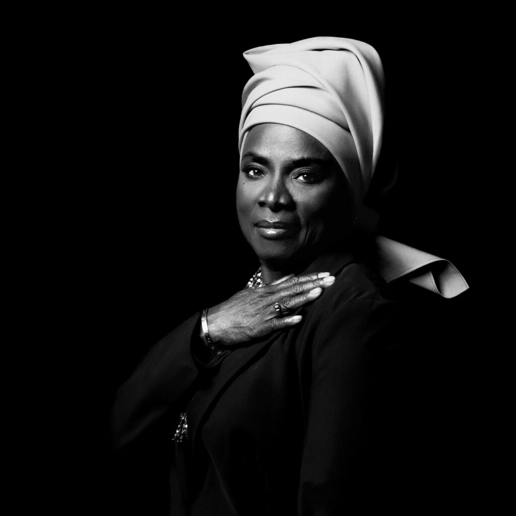 Portrait noir et blanc d'Angélique Kidjo
