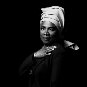 Portrait noir et blanc d'Angélique Kidjo