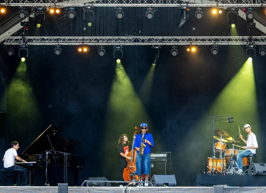 Le groupe AMG sur scène vu depuis le public