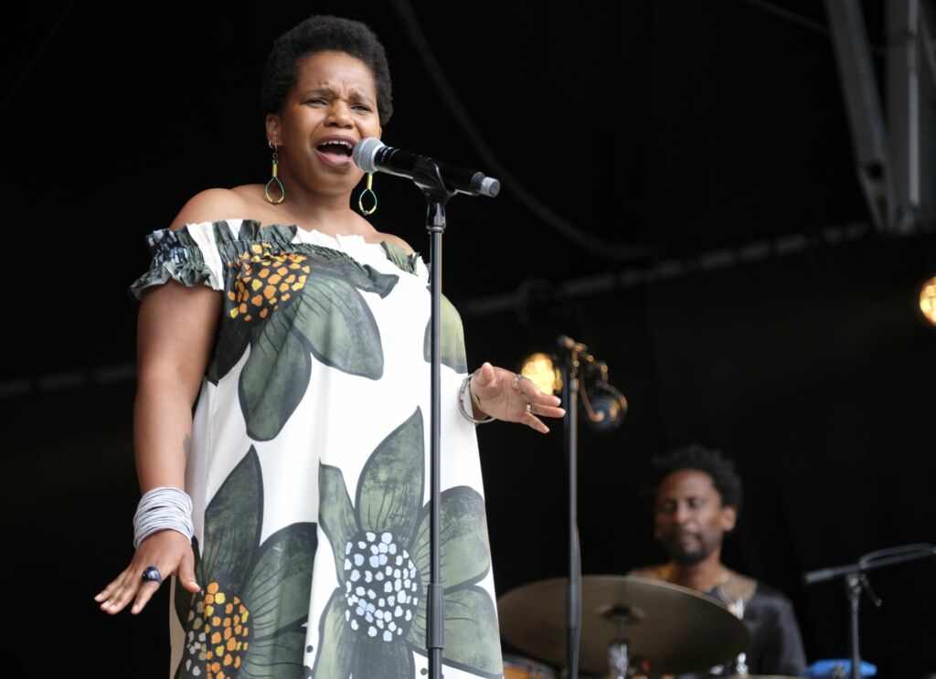 Chanteuse du groupe Black Lives au festival de jazz de La Défense