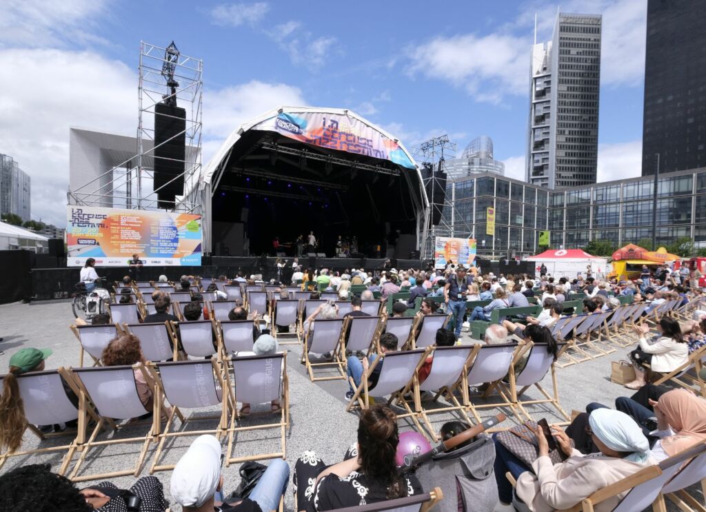 vue du public sur les transats