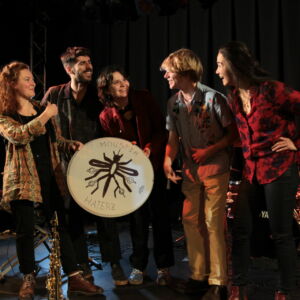 Moustik Haterz autour de son logo