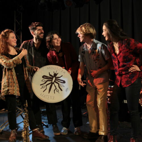 Moustik Haterz autour de son logo
