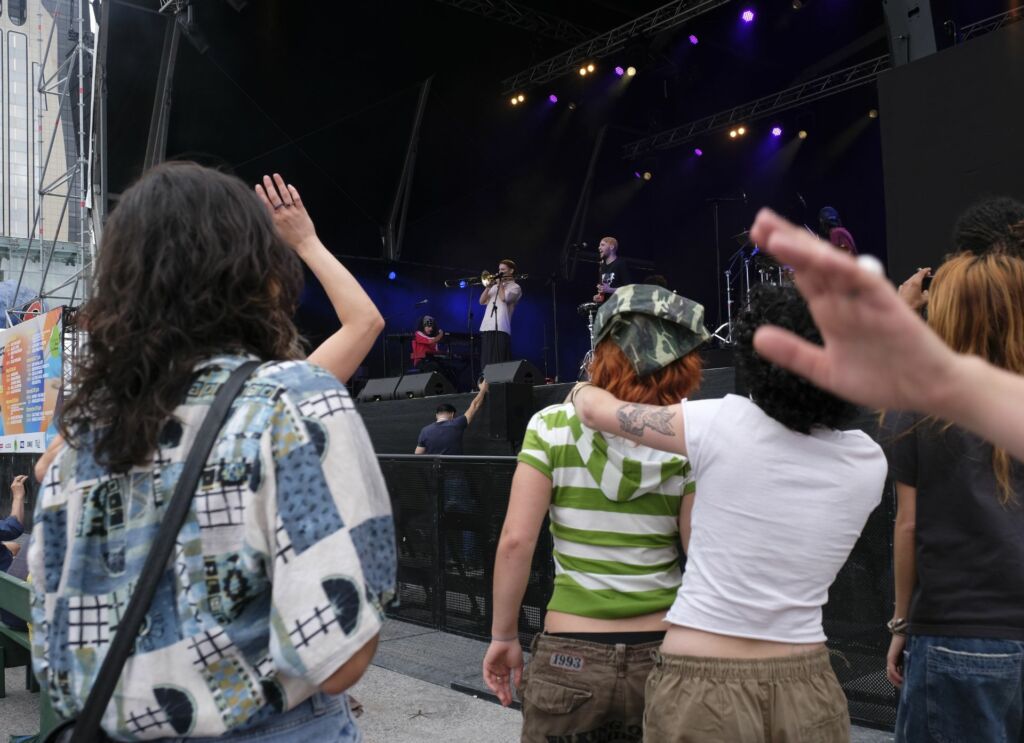 le public qui danse prendant le concert de Wet Enough! à La défense Jazz festival
