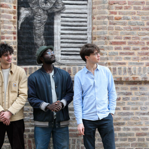 Le trio Verb posant en regardant tous les trois dans la même direction, à droite.