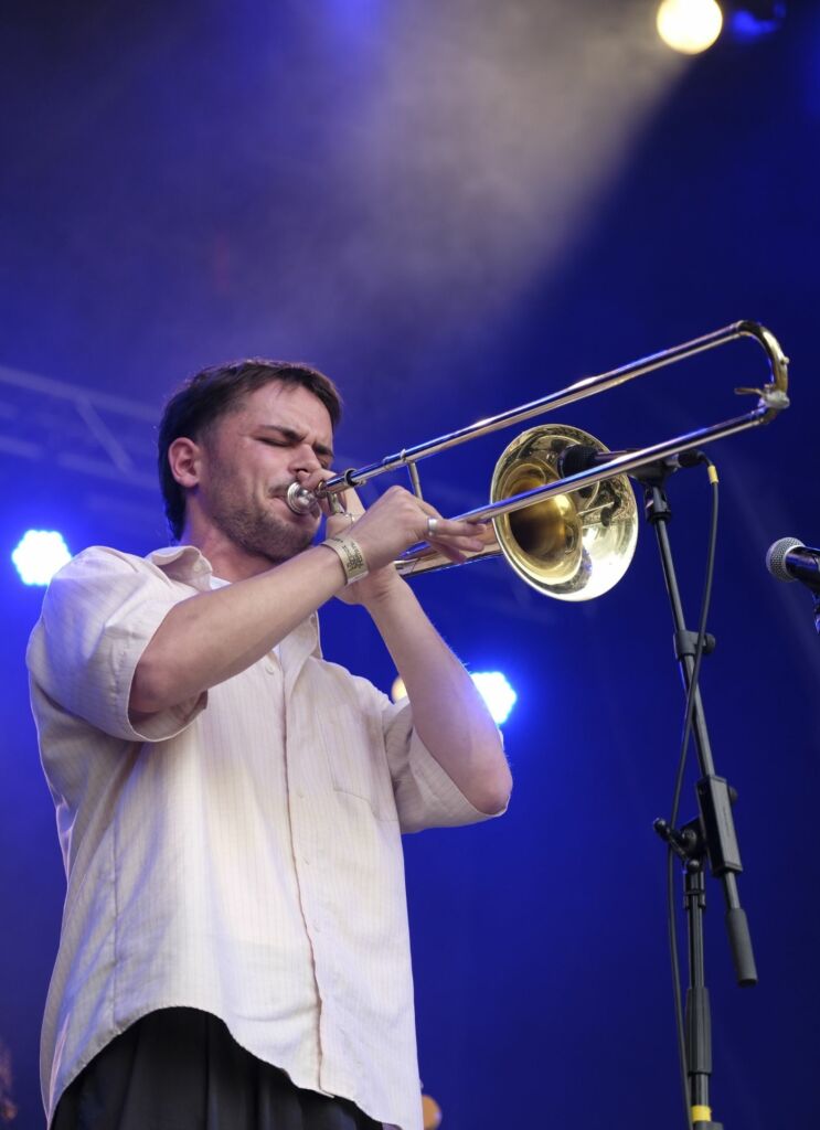 trompettiste du groupe au festival de jazz de La Défense